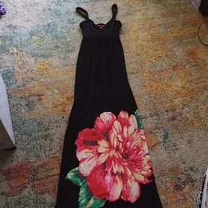 Beautiful dress with flower detail on bottom🌺